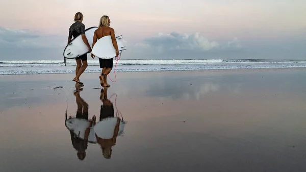 Νέοι Surfers Πόδια Στην Παραλία Στο Μπαλί Ινδονησία — Φωτογραφία Αρχείου