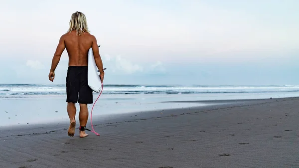 Surfista Entrando Água Depois Dia Nas Ondas Bali Indonésia — Fotografia de Stock
