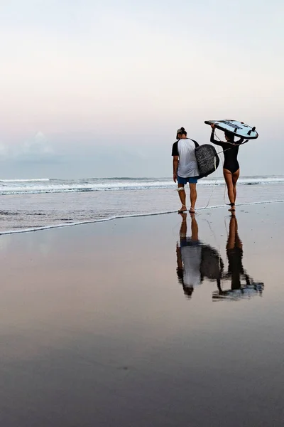 Endonezya Nın Bali Sahilinde Yürüyen Genç Sörfçüler — Stok fotoğraf