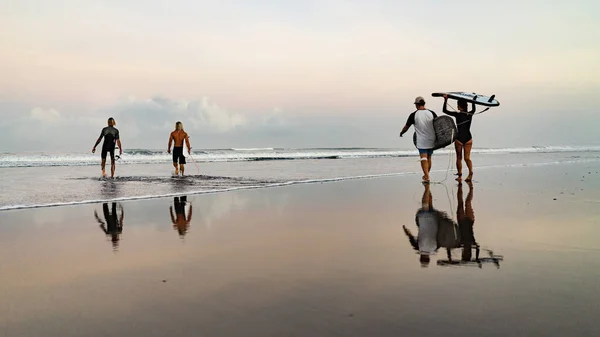 Jovens Surfistas Caminhando Praia Bali Indonésia — Fotografia de Stock