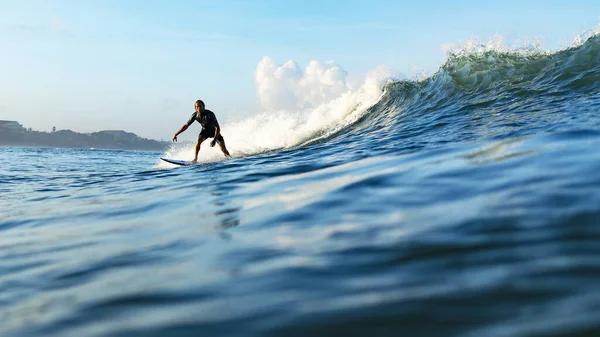 Surfer Oceaan Grote Golven Bali Surft Vanuit Lucht Gezonde Actieve — Stockfoto