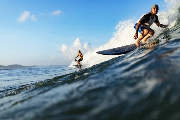 Okyanustaki Sörfçüler Büyük Dalgalarda Endonezya Bali Aktif Yaşam Tarzı — Stok fotoğraf