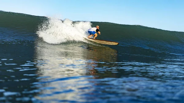 Jonge Mannelijke Atleet Zwemmen Surfplank Oceaan Nusa Dua Beach Bali — Stockfoto