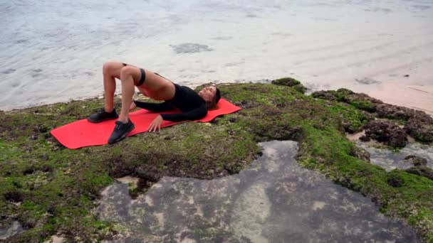 Fitness Mujer Joven Traje Baño Tienen Ejercicios Entrenamiento Playa — Vídeo de stock