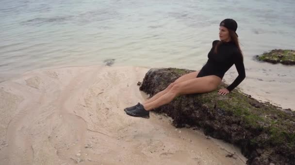 Fitness Mulher Morena Exercício Praia Maiô Preto — Vídeo de Stock