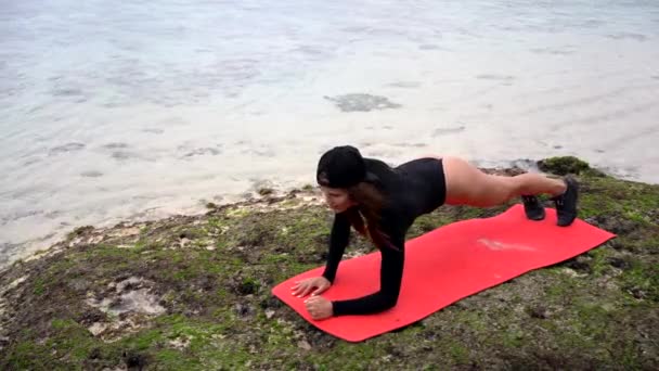 Fitness Morena Mujer Ejercicio Playa Traje Baño Negro — Vídeos de Stock