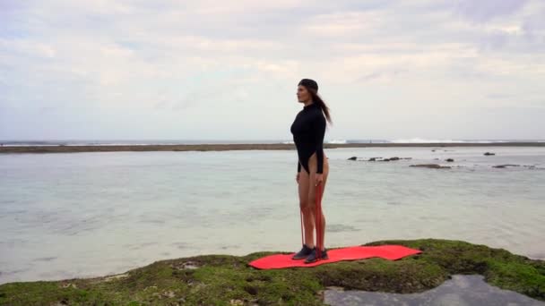 Fitness Bruna Donna Esercizio Sulla Spiaggia Costume Bagno Nero — Video Stock