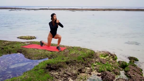 Fitness Morena Mujer Ejercicio Playa Traje Baño Negro — Vídeos de Stock