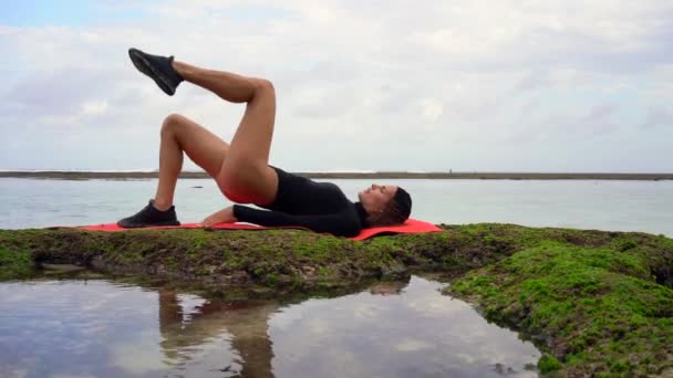 Increíble Mujer Joven Traje Baño Tienen Ejercicios Entrenamiento Playa Disfrutando — Vídeo de stock