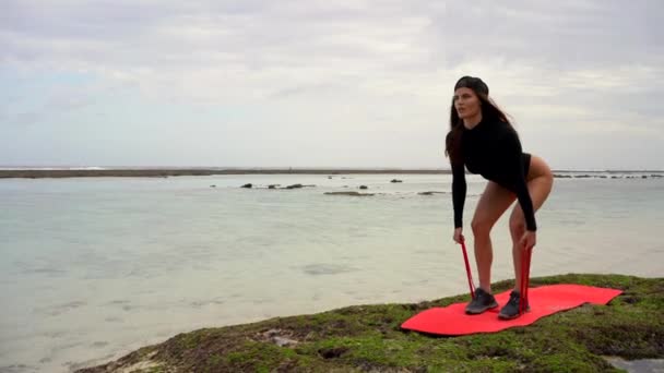 Giovane Donna Costume Bagno Hanno Esercizi Allenamento Spiaggia Godendo Della — Video Stock