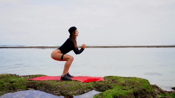 Junge Frau Badeanzug Trainiert Strand Und Genießt Natur Und Fitness — Stockvideo