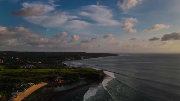 Niesamowity Widok Arial Piaszczystej Plaży Fal Morskich Natura Bali Indonezja — Wideo stockowe