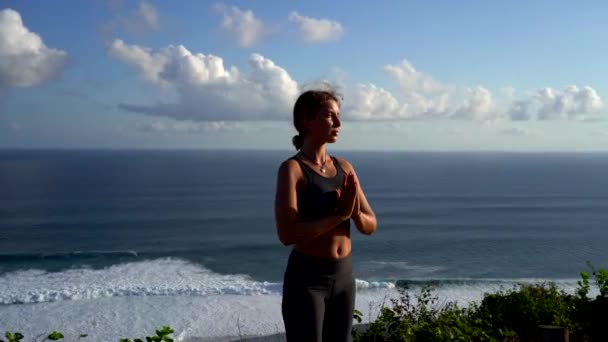 Vacker Kvinna Utövar Yoga Stranden Morgonen Dag Bergen Bakgrund — Stockvideo