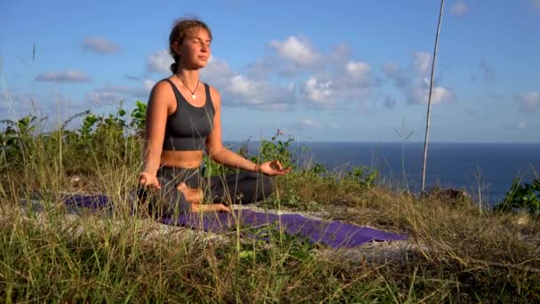 Fitness Giovane Donna Bruna Pratica Yoga Sulla Spiaggia Mattino — Video Stock