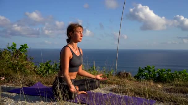 Fitness Giovane Donna Bruna Pratica Yoga Sulla Spiaggia Mattino — Video Stock