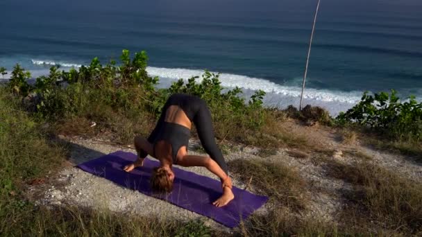 Genç Kadın Sabahları Plajda Yoga Yapıyor — Stok video