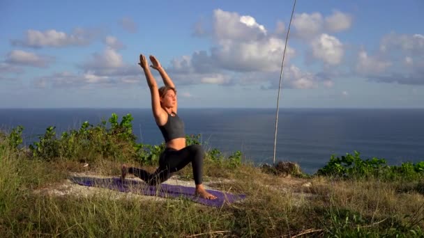Verbazingwekkend Meisje Oefenen Yoga Het Strand Ochtend Dag Bergen Achtergrond — Stockvideo