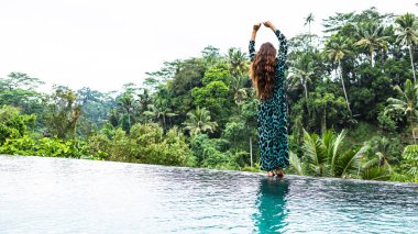 Ormandaki yüzme havuzunun yanında güzel bir kadın.