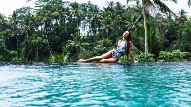 Ormandaki yüzme havuzunun yanında güzel bir kadın.