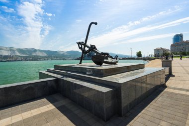 Büyük güzel çapa quay Amiral Serebryakov şehir Novorossiysk, Krasnodar bölgesi, Rusya. Yaz, güneşli bir gün. Liman kenti.