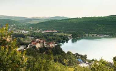 Abrau-Durso Gölü Kafkas Dağları, güzel görünüm. Güzel manzara köyü Abrau-Durso üzerinde. Göl Sunny yaz günü, dağlar ve tepeler. Krasnodar bölgesi doğası.