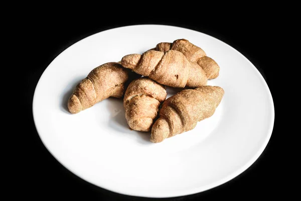 Beyaz tabakta kruvasan. Taze fırın