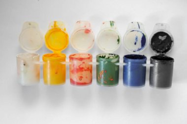 Gouache boyalı kavanozlar. Boyalı kenar görünümünü aç