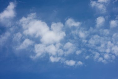 Bulutlu mavi gökyüzü. Bahar gökyüzü