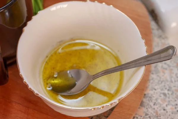 Evde yemek pişirmek. Baharatlı yağ sosu.