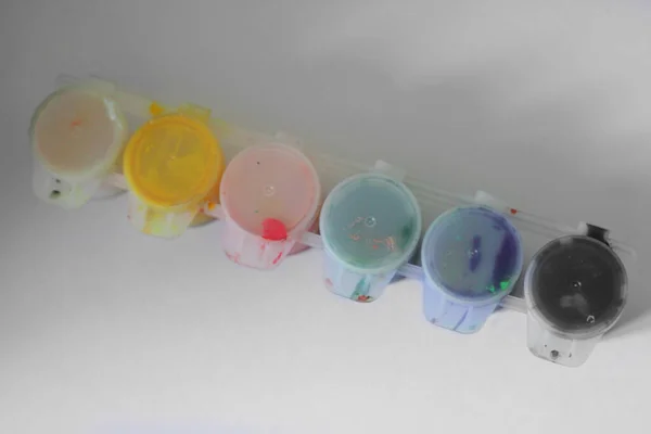 Bir set guaj boya kavanozu. Kapalı boya üst görünümü