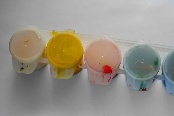 Bir set guaj boya kavanozu. Kapalı boya üst görünümü