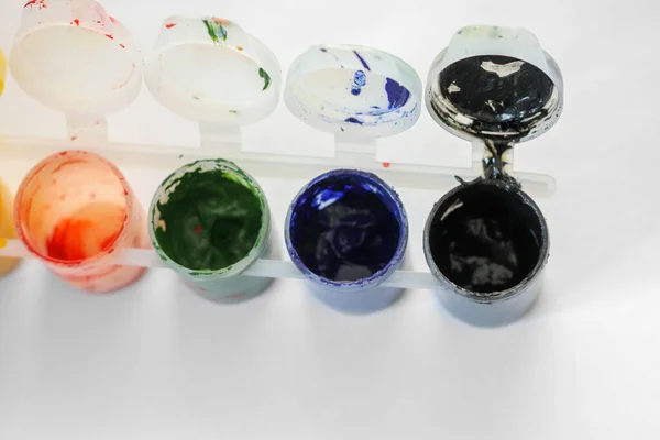 Gouache boyalı kavanozlar. Boyalı üst görünümü aç