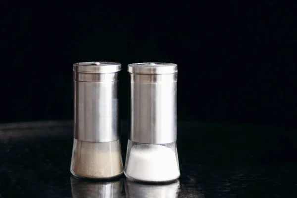 Salt Och Peppar Shaker Svart Bakgrund — Stockfoto