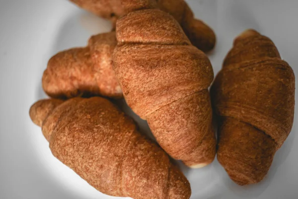 Cruasanes Plato Blanco Panadería Fresca —  Fotos de Stock