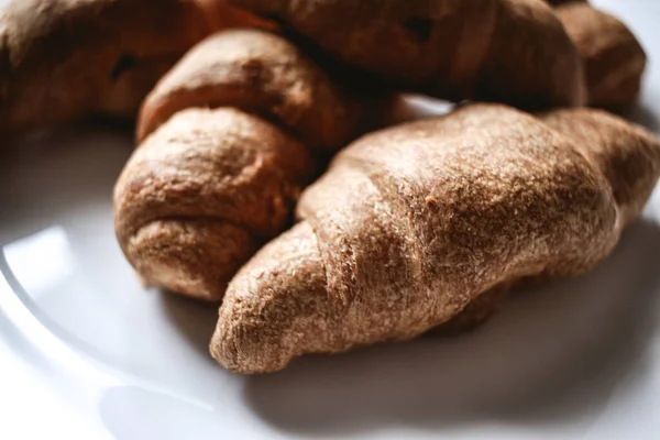 Beyaz tabakta kruvasan. Taze fırın