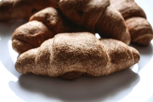 Beyaz tabakta kruvasan. Taze fırın