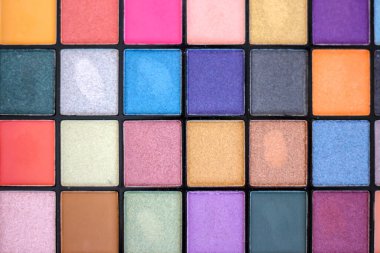 Makyajlı palet. Çok renkli Göz Gölgesi. Kozmetikte parmak izleri