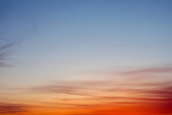 Mavi Gökyüzü Fotoğraf Görünümü Arkaplanı. Gün batımında kırmızı ve mavi gökyüzü