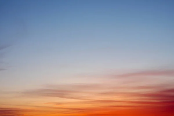 Mavi Gökyüzü Fotoğraf Görünümü Arkaplanı. Gün batımında kırmızı ve mavi gökyüzü