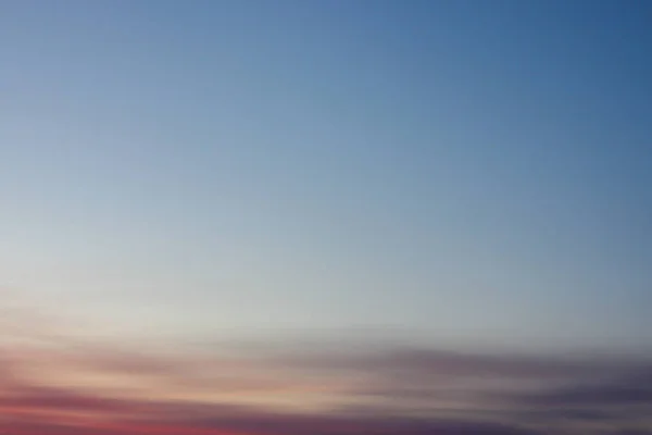 Mavi Gökyüzü Fotoğraf Görünümü Arkaplanı. Gün batımında kırmızı ve mavi gökyüzü