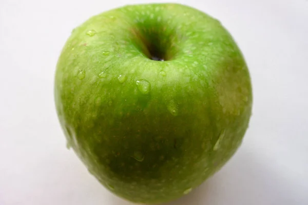 Groene Appel Met Druppels Water Een Witte Achtergrond — Stockfoto