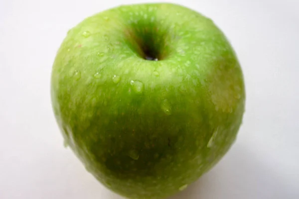 Zielone Jabłko Kroplami Wody Białym Tle — Zdjęcie stockowe