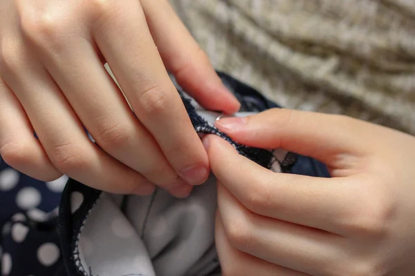 Fille Coud Avec Une Aiguille Des Aiguilles Tissu Pois — Photo