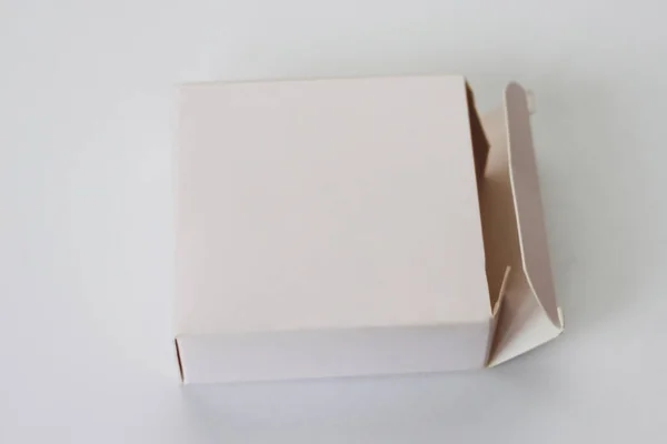 Küçük pembe kutu modeli. Ürün Sunumu için Box Mockup