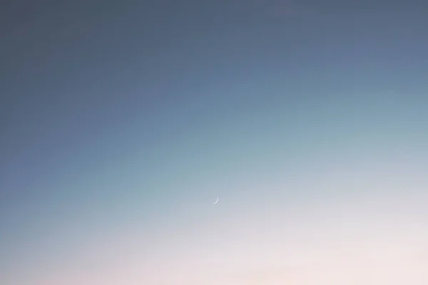 Açık maviye geçiş yapan koyu mavi gökyüzü