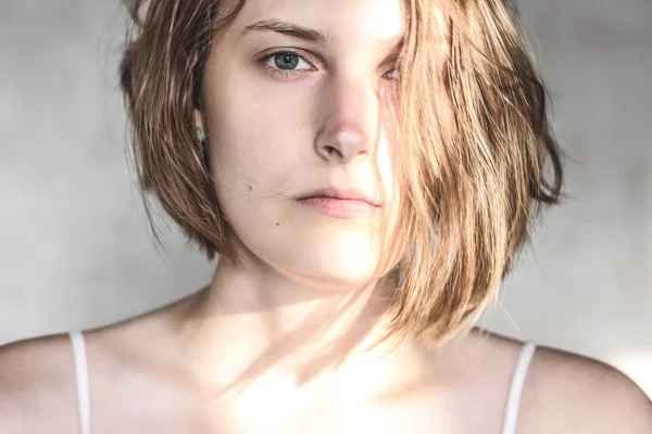 Detailní Portrét Dívčí Tváře Modelka Paprsek Světla Tváři — Stock fotografie