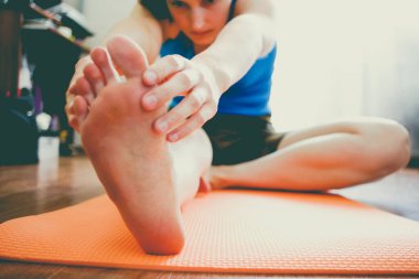 Kız spor için eve gidiyor. Sırt germe