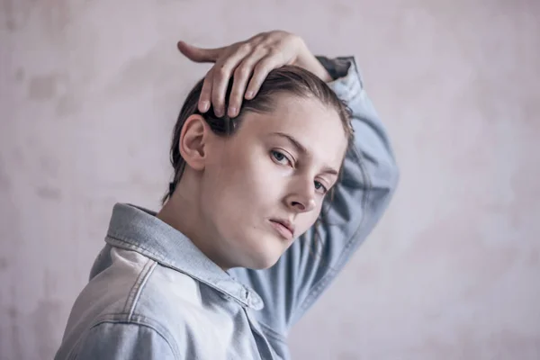 Tomboy Endireita Cabelo Tomboy Uma Jaqueta Ganga — Fotografia de Stock