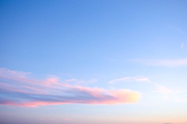 Gün batımında gökyüzü. Bulutlu mavi ve pembe gökyüzü