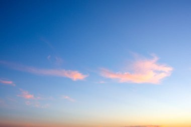 Gün batımında gökyüzü. Bulutlu mavi ve pembe gökyüzü